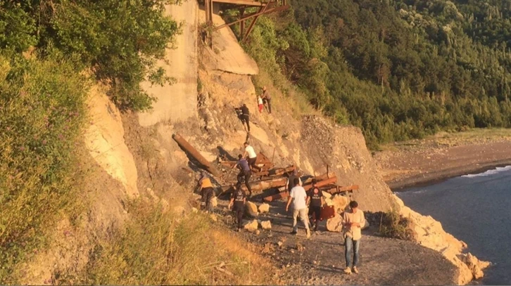 Yaşlı adam ve çocuk, kayalıklarda mahsur kaldı
