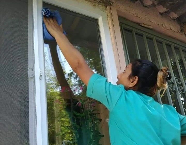 Yaşlıların evlerini ücretsiz temizleyip, evlerinde yemek yapıyorlar
