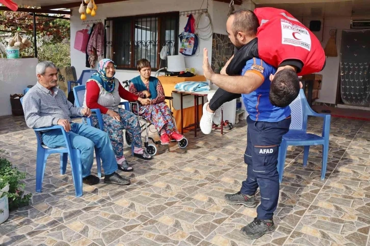 Yatağa bağımlı hastaların yakınlarına acil durum eğitimi
