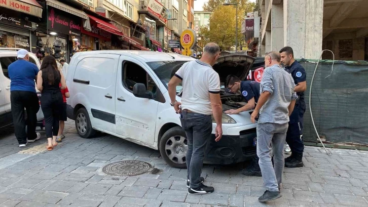 Yavru kediye çifte kurtarma operasyonu
