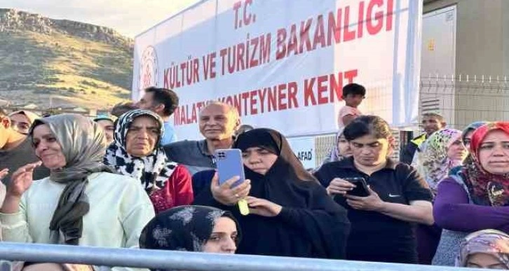 Yavuz Bingöl ‘Aşık Veysel’siz 50 Yıl’ turnesinde depremzedelerle buluştu