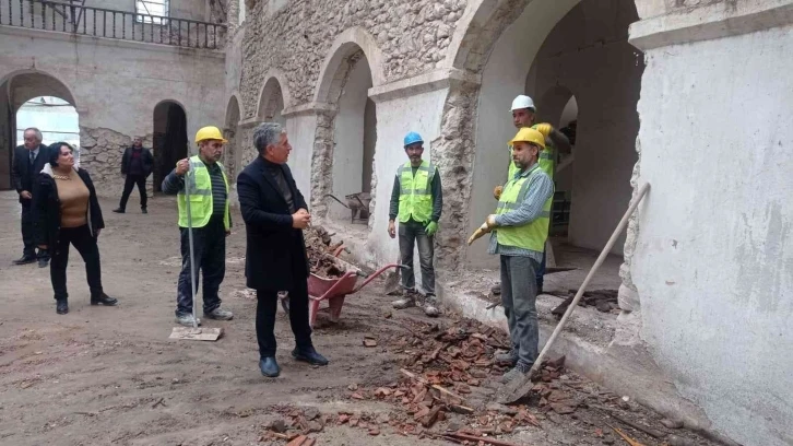 Yavuz: "Sarı okul, bilim sanat merkezi olarak hizmet verecek"
