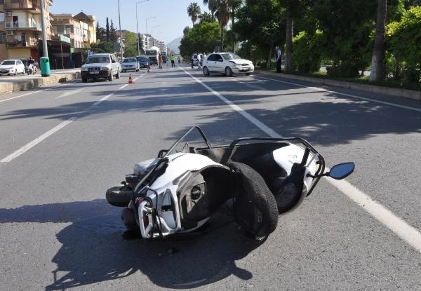 Yaya geçidinde otomobilin çarptığı motosikletli yaralandı