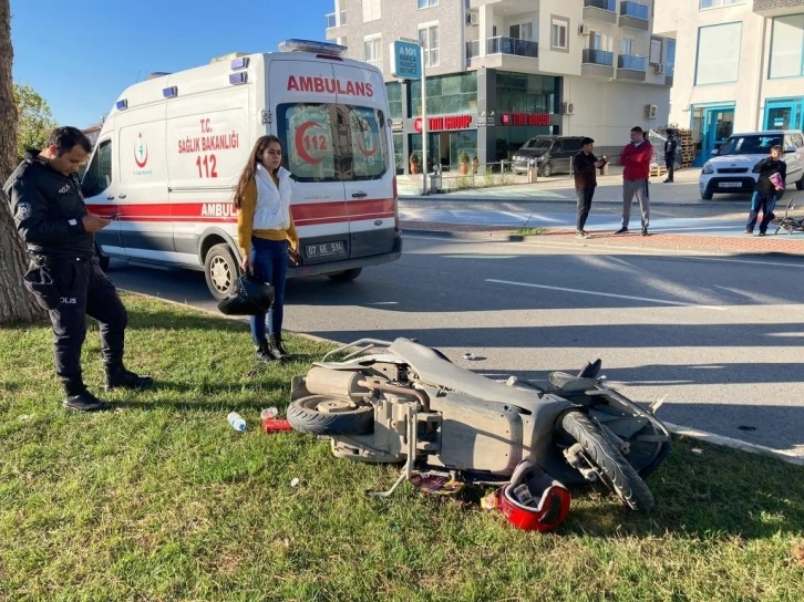 Yaya geçidindeki motosiklete çarpmamak için manevra yapan sürücü kaza yaptı
