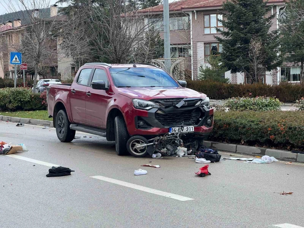 Yaya geçidinden geçmeye çalışan motosiklete, pikap çarptı: 1 yaralı
