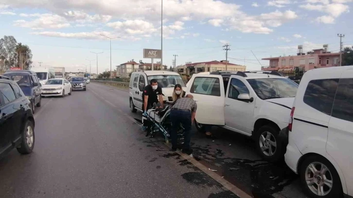 Yayaya yol vermek isterken zincirleme kazaya neden oldular
