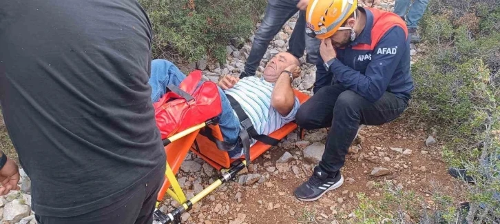 Yayladan dönerken düşerek yaralanan yaşlı adamı AFAD ekibi kurtardı
