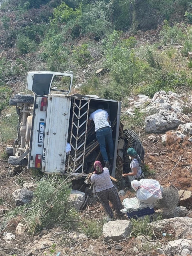 Yaylaya giden kamyonet şarampole yuvarlandı: 1 yaralı
