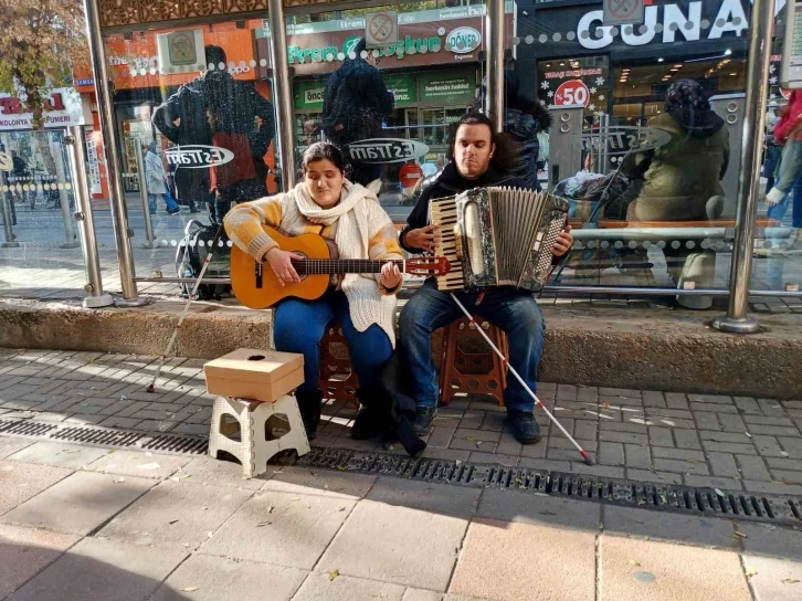 Yaz kış demeden sanatlarını devam ettiriyorlar
