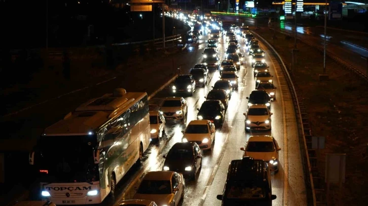 Yaz tatili sona erdi: Dönüş yoğunluğu 43 ilin geçiş noktasında havadan görüntülendi
