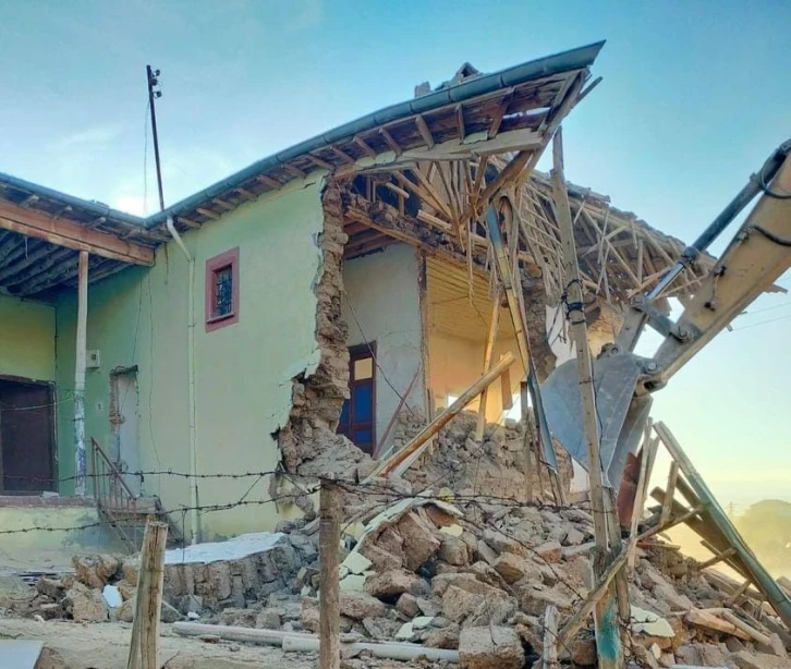 Yazıhan’daki ağır hasarlı evler yıkılıyor
