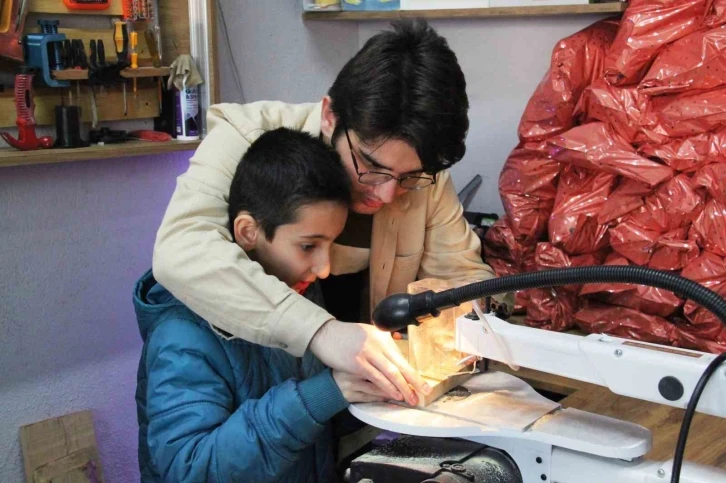 Yazılım mühendisliği okuyan öğrenciler depremzede çocuklara oyma sanatıyla oyuncak yaptı
