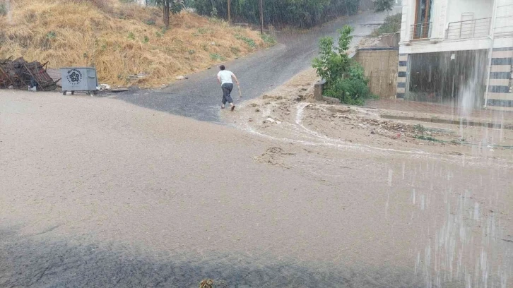 Yazın ortasında şiddetli yağış: Sokaklar dereye dönüştü
