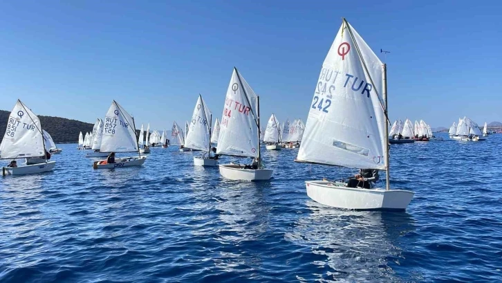 Yedi ülkeden 400 minik yelkencinin kıyasıya yarışı Bodrum’da başladı
