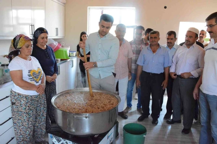 Yedisu Kaymakamı Kaya, aşure günü etkinliğine katıldı
