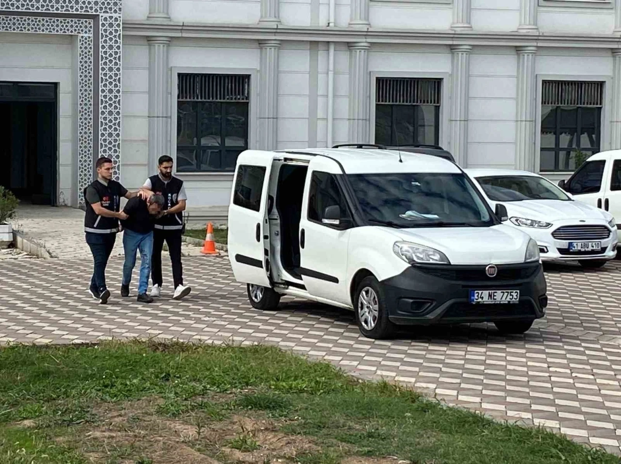 Yeğeninin eşini özel halk otobüsünde öldüren sanığın yargılanmasına başlandı
