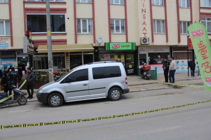 Yemek siparişi gelmeyince dönerciyi kurşun yağmuruna tuttular
