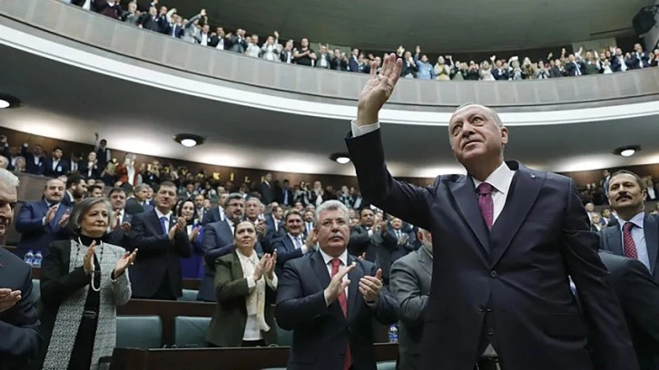 Yeni Akit yazarından AK Parti’ye eleştiri! ‘Deveye hendek atlatmaktan daha zor…’