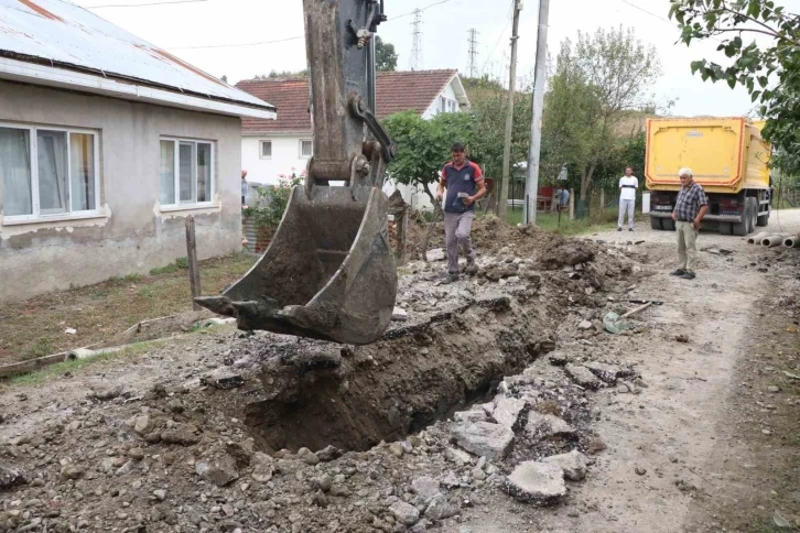 Yeni kanalizasyon hattı çekiliyor
