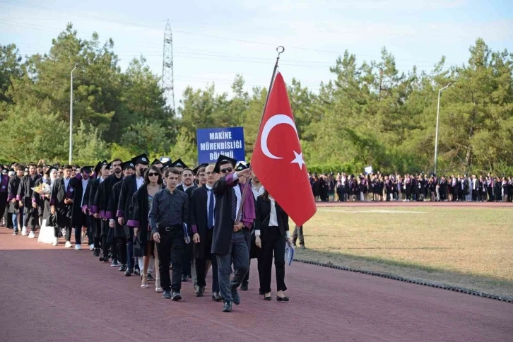 Yeni mühendislerin mezuniyet heyecanı
