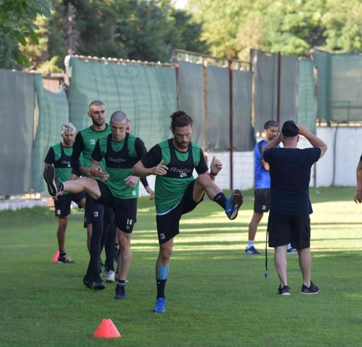 Yeni sezon hazırlıklarını sürdüren Denizlispor taktik çalıştı
