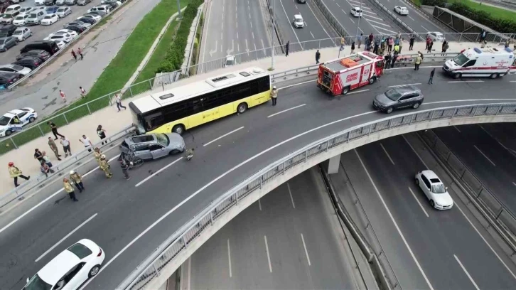 Yenikapı’da bir İETT otobüsü kaza yaptı. Yaralılar olduğu öğrenilirken, olay yerine çok sayıda itfaiye ve ambulans sevk edildi.
