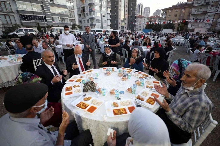 Yenimahalle’deki mahalle iftarlarına vatandaşlardan yoğun ilgi
