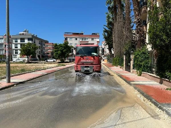 Yenişehir Belediyesi kent genelinde temizlik çalışmalarını sürdürüyor