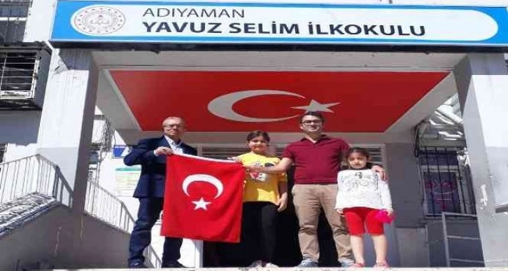 Yere düşen bayrağı yıkayıp yeniden okula teslim etti