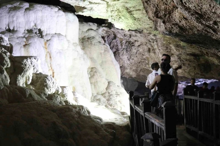 Yerin altındaki Pamukkale ’Kaklık Mağarası’ bayram tatilinde 6 bin ziyaretçiyi ağırladı
