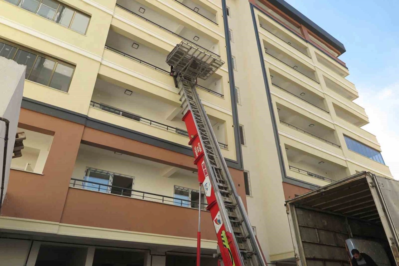 Yerinde dönüşüm projesinde yeni evine taşınan çift devlete dua etti