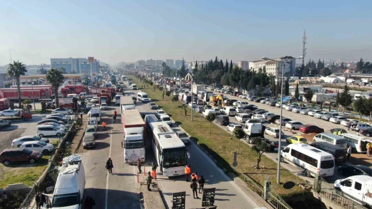 Yerle bir olan Hatay’a tırlar ile adeta yardım yağıyor
