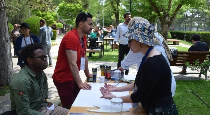 Yerli ve yabancı öğrenciler bir araya gelip resim yaptı
