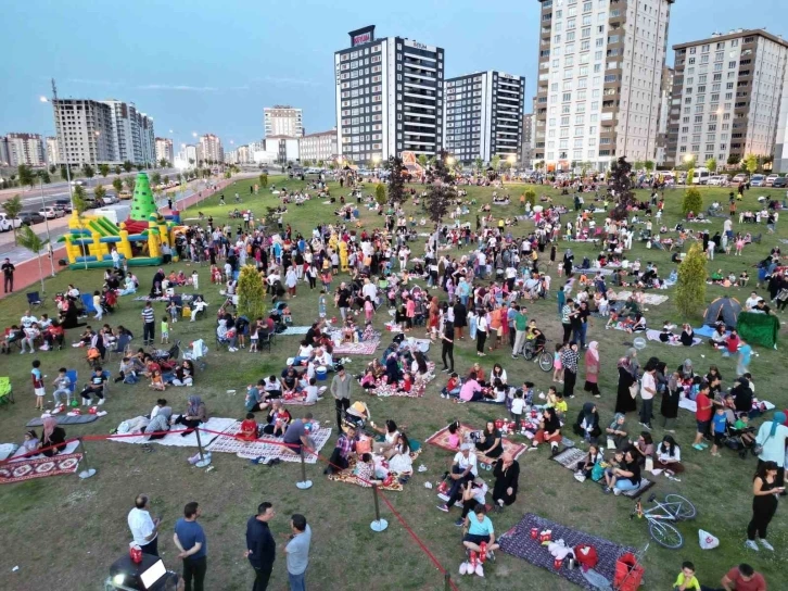 Yeşilyurt Mahallesi’nde açık hava sinema günlerine yoğun ilgi
