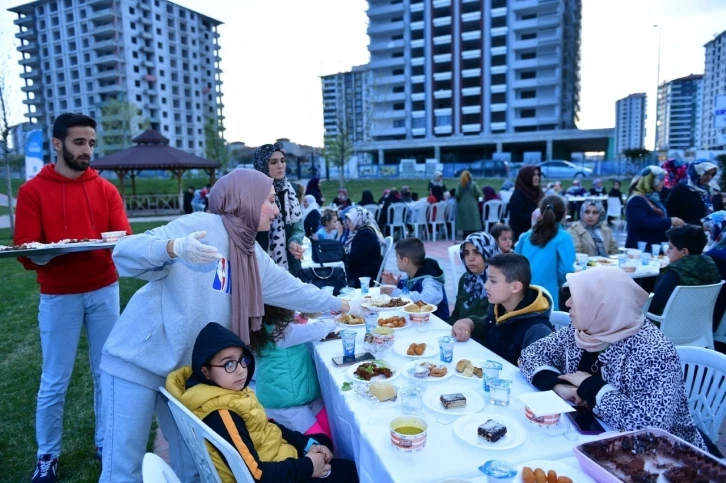 Yesilyurt’ta yetim ve öksüz çocuklar unutulmadı
