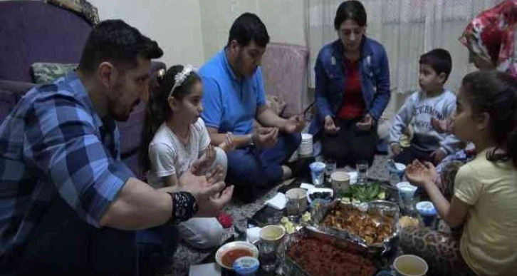 Yetim, öksüz ve kimsesizlerin iftar sofralarına misafir oluyorlar