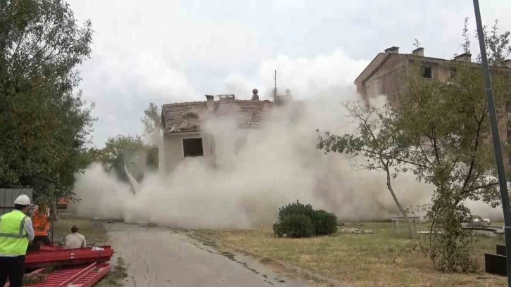 Yıkılan 5 katlı binanın içinden "Deprem Yatak" sağlam çıktı
