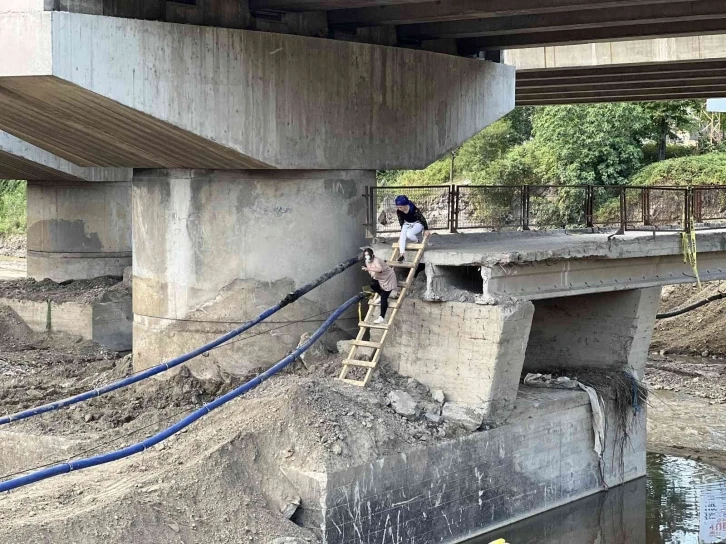 Yıkılan köprü köyü ikiye böldü
