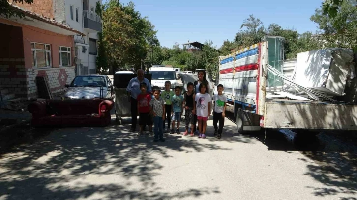 Yıkılmasını istedikleri ağır hasarlı bina için yolu trafiğe kapattılar
