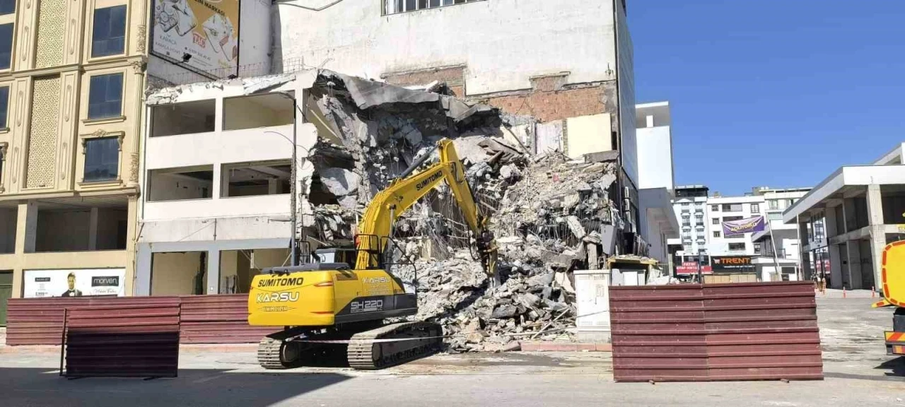 Yıkım esnasında başına moloz isabet eden işçi yaralandı
