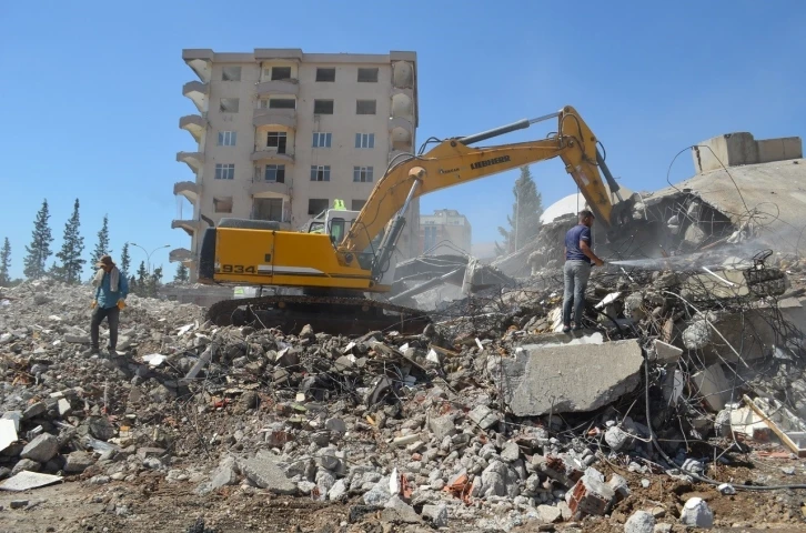 Yıkım esnasında iş makinesi enkaz altında kaldı
