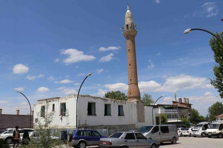 Yıkımı durdurulan caminin akıbeti merak konusu oldu
