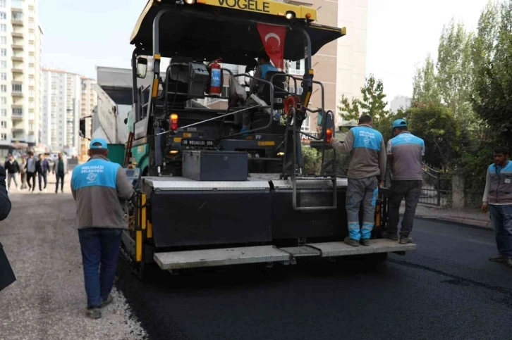 Yıldırım Beyazıt Mahallesi’nde 3 caddenin asfaltı bitmek üzere
