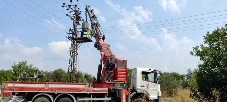 Yıldırım düşen trafo kısa sürede yenilendi
