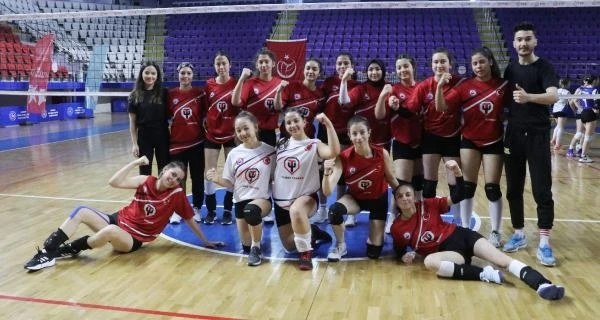 Yıldız kızlar voleybolda kozlarını paylaştı