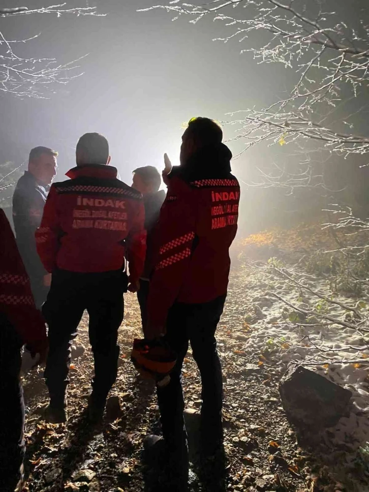 Yılın ilk karını görmek için dağa çıktılar: Mahsur kalınca ekipler tarafından kurtarıldılar
