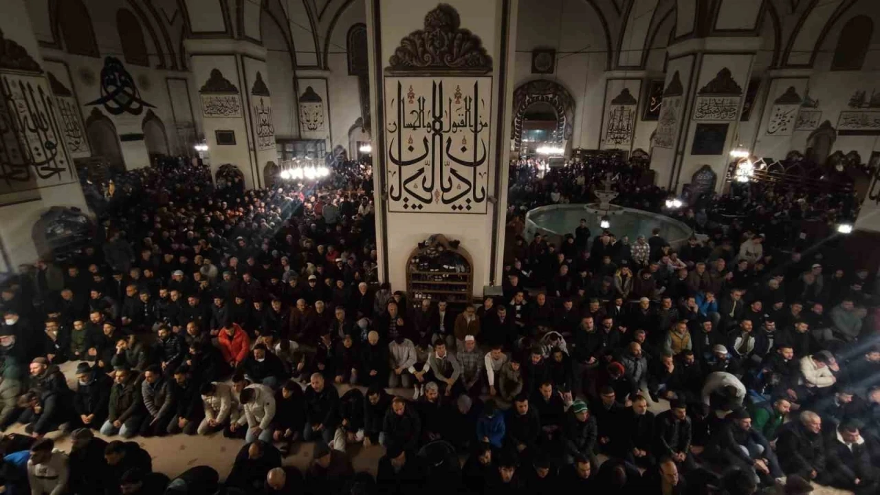 Yılın ilk sabah namazında binlerce vatandaş Ulucami’ye akın etti
