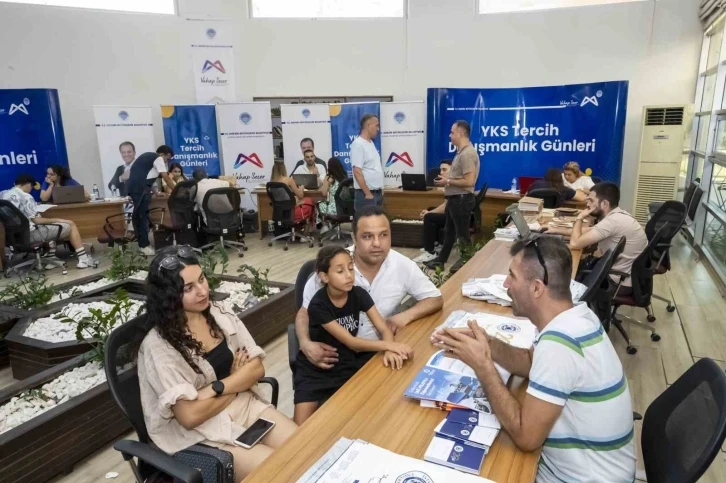 YKS tercih günlerinde Mersin Büyükşehir Belediyesinden öğrencilere danışmanlık hizmeti
