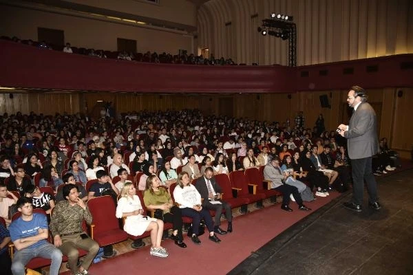 YKS’ye girecek öğrencilere farkındalık ve motivasyon konferansı