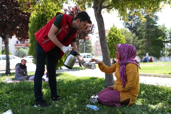 YKS’ye giren öğrencilere ve ailelerine ikram
